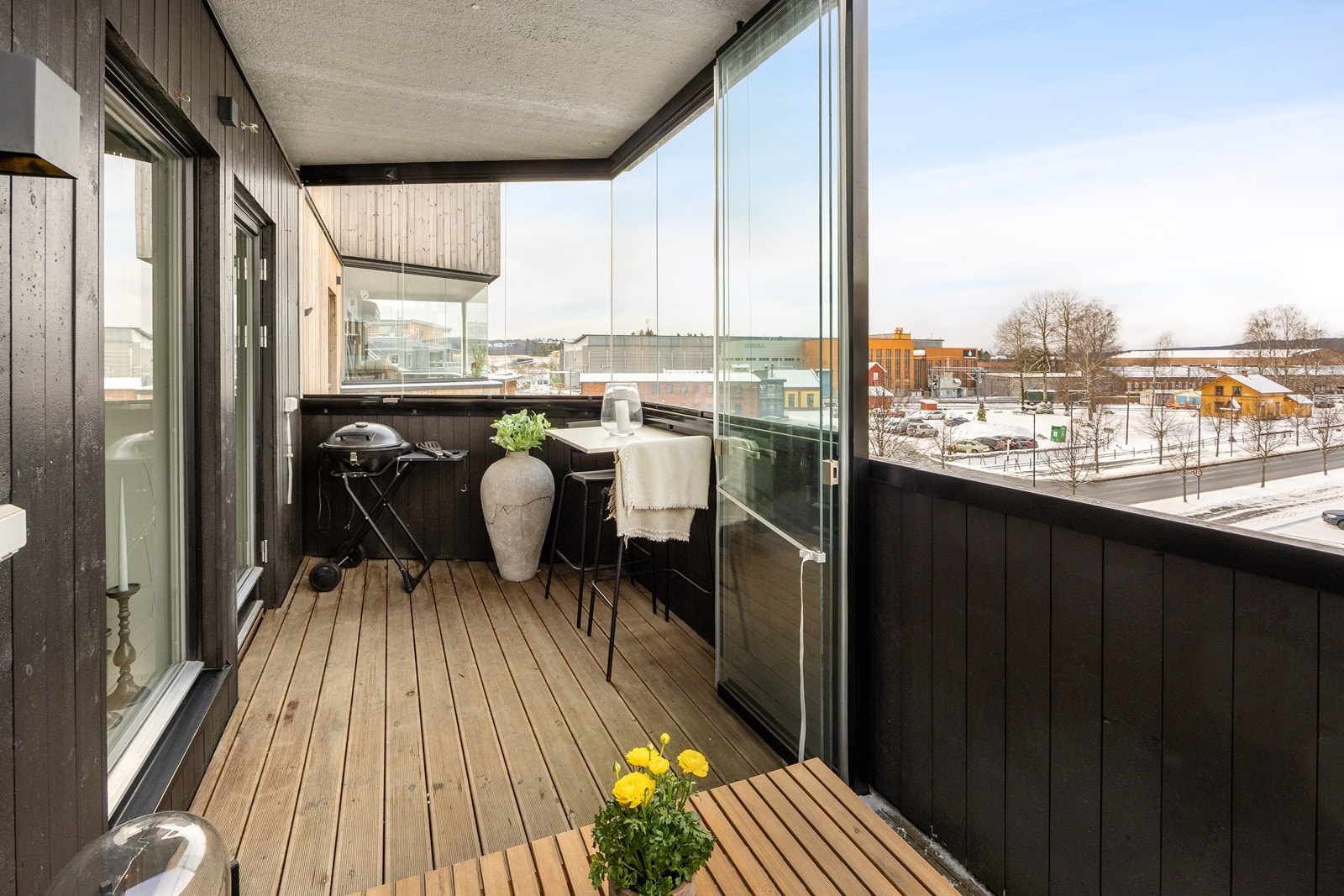 Innglassingen fra den delen av balkongen som er overbygget kan skyves til side. Galleribilde