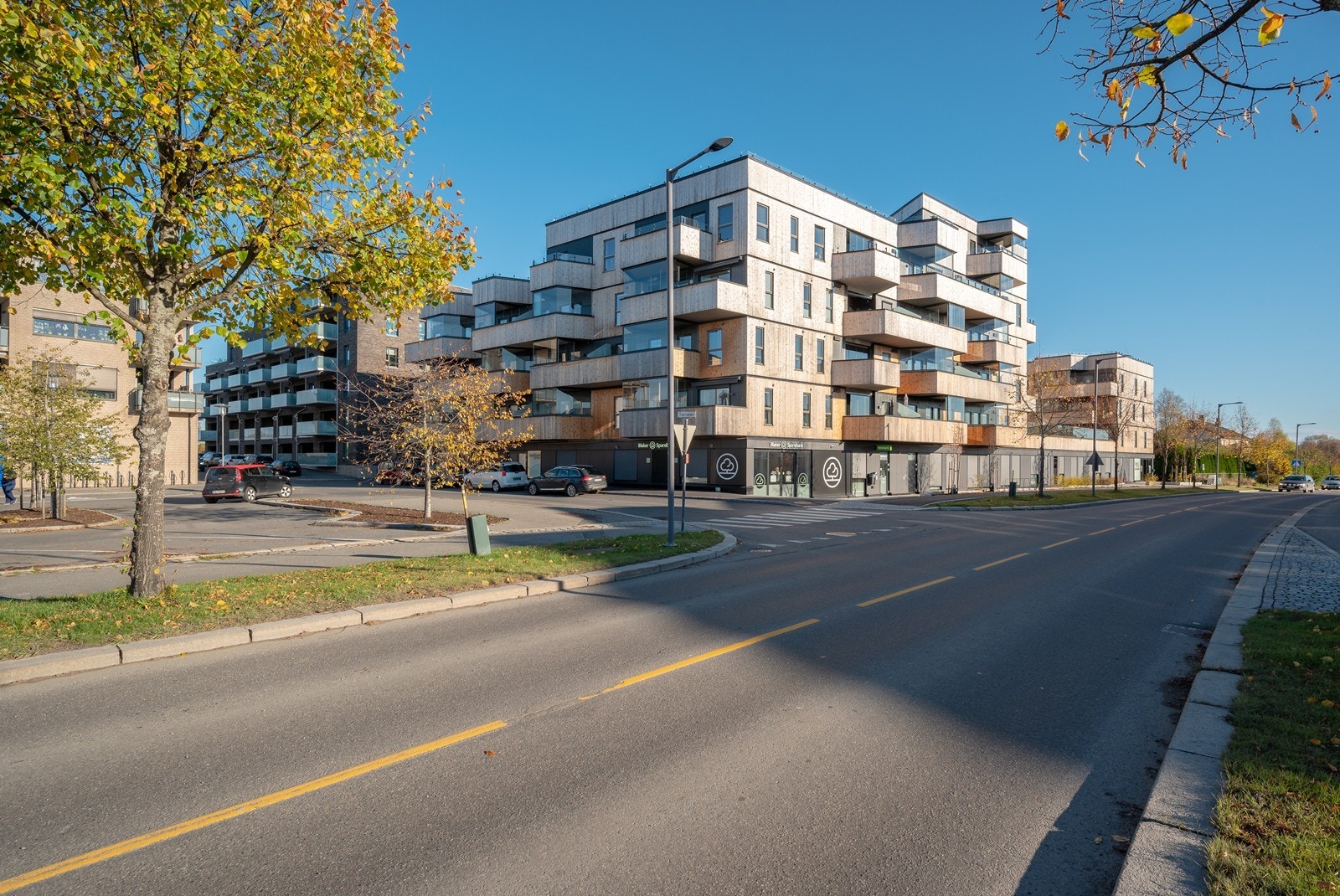 Leilighetsbygget har en sentral beliggenhet på Sørumsand. Galleribilde
