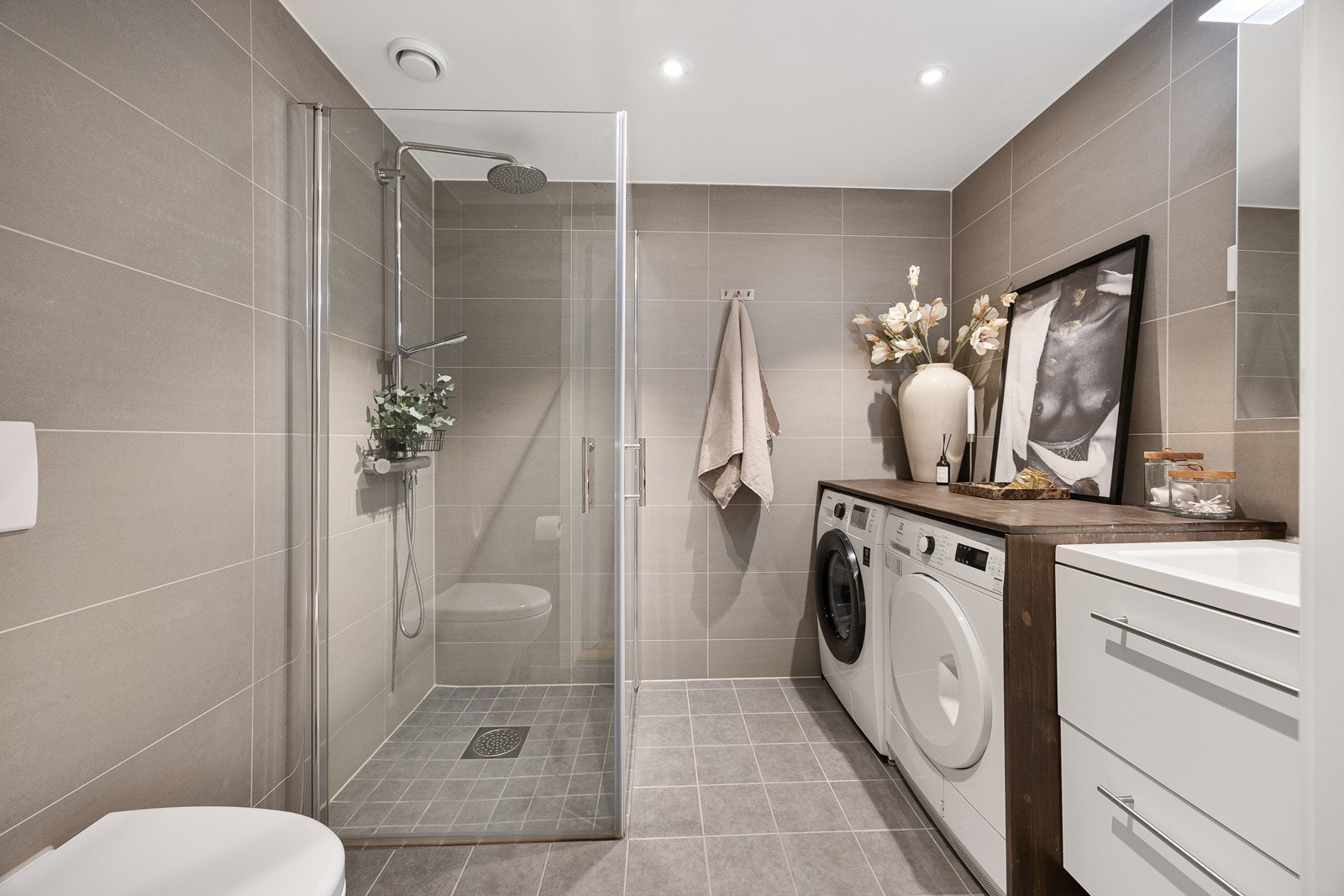 Det er opplegg for vaskemaskin og tørketrommel på badet. Galleribilde
