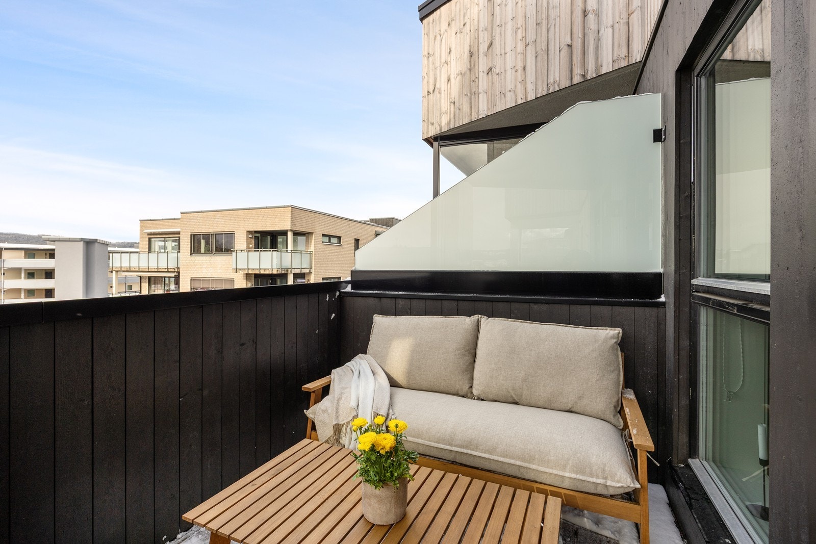 Balkongen er vestvendt, så her kan varme sommerdager nytes til det fulle. Galleribilde
