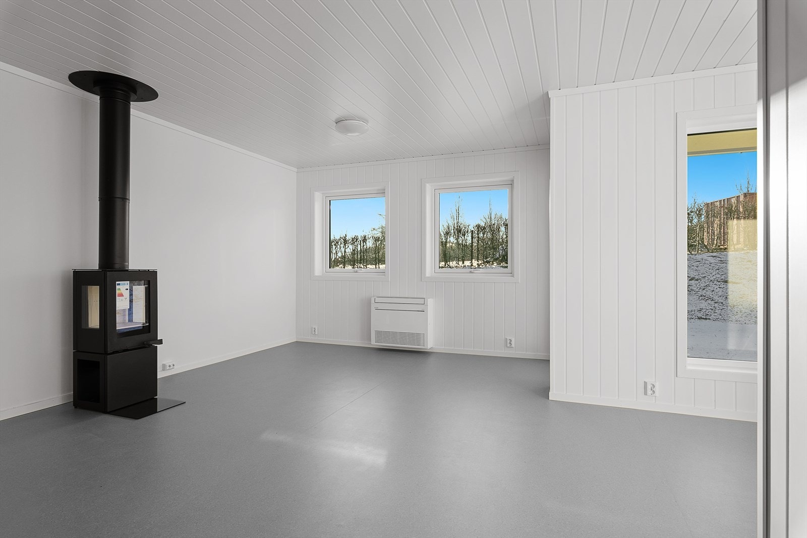 Moderne peis og varmepumpe i stua. Galleribilde