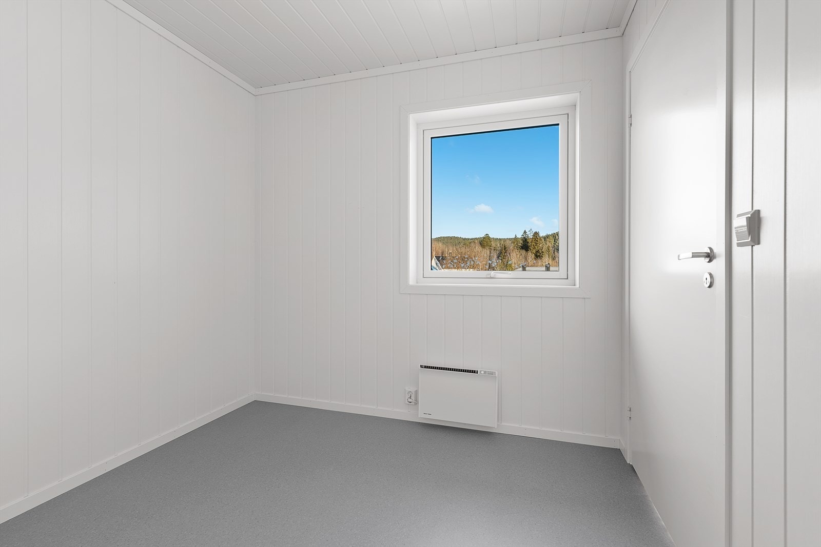 Soverom 1 er kledd med lyse mdf-plater i både vegger og tak, på gulvet er det lagt belegg. Galleribilde