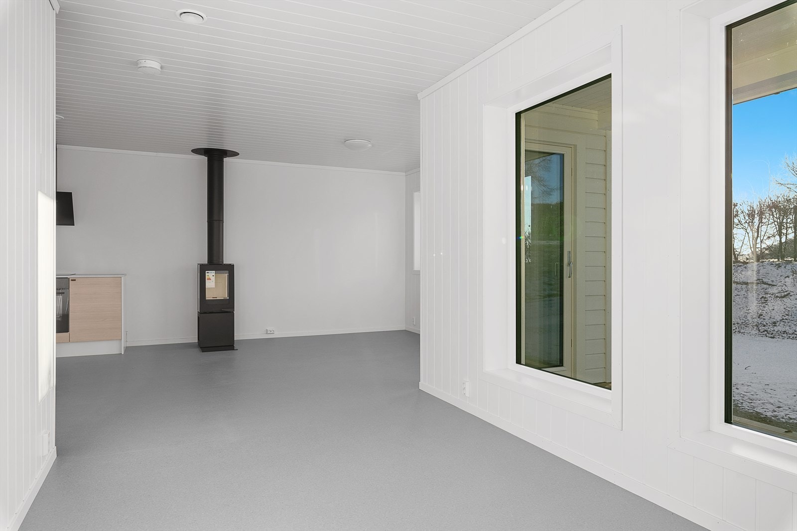 I stua er det god plass, og de store vinduene slipper inn rikelig med naturlig lys. Galleribilde