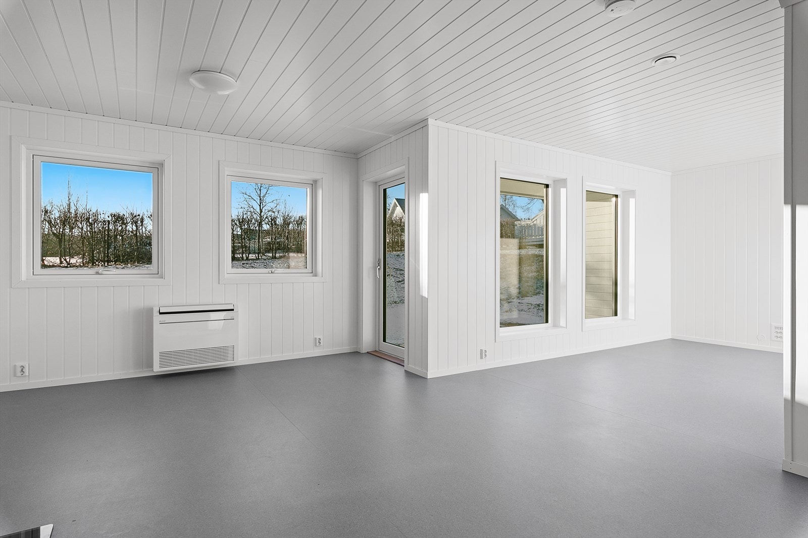 Fra stua er det utgang til en sørvendt terrasse. Galleribilde