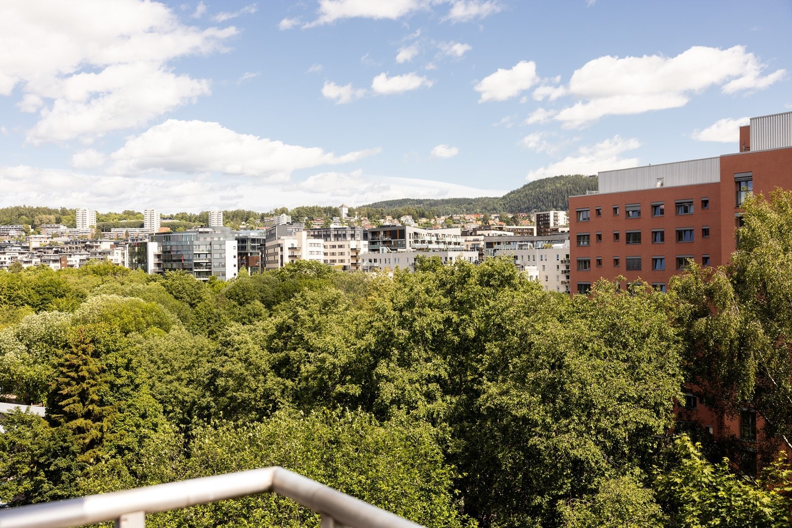 Et nydelig utsyn mot grønne omgivelser. Galleribilde