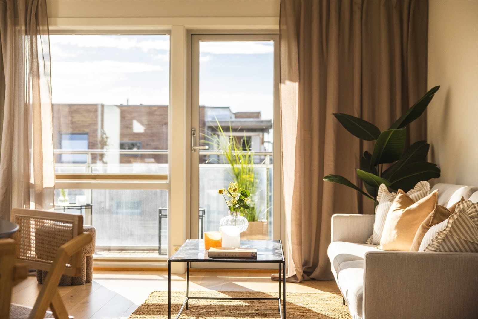 Stuen har godt med lysinslipp fra store vindusflater Galleribilde