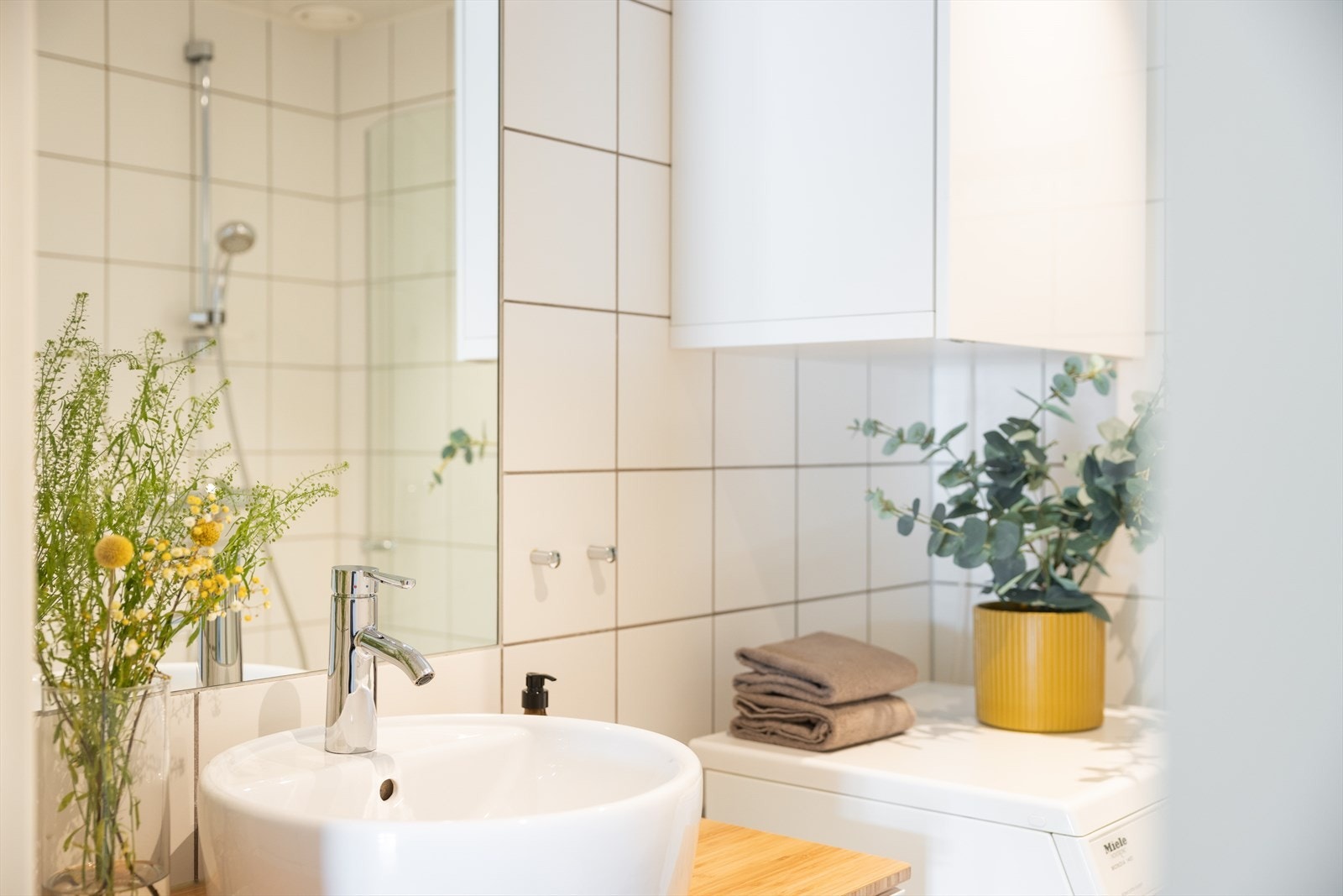 Det er varmekabler i gulvet og downlights i tak Galleribilde