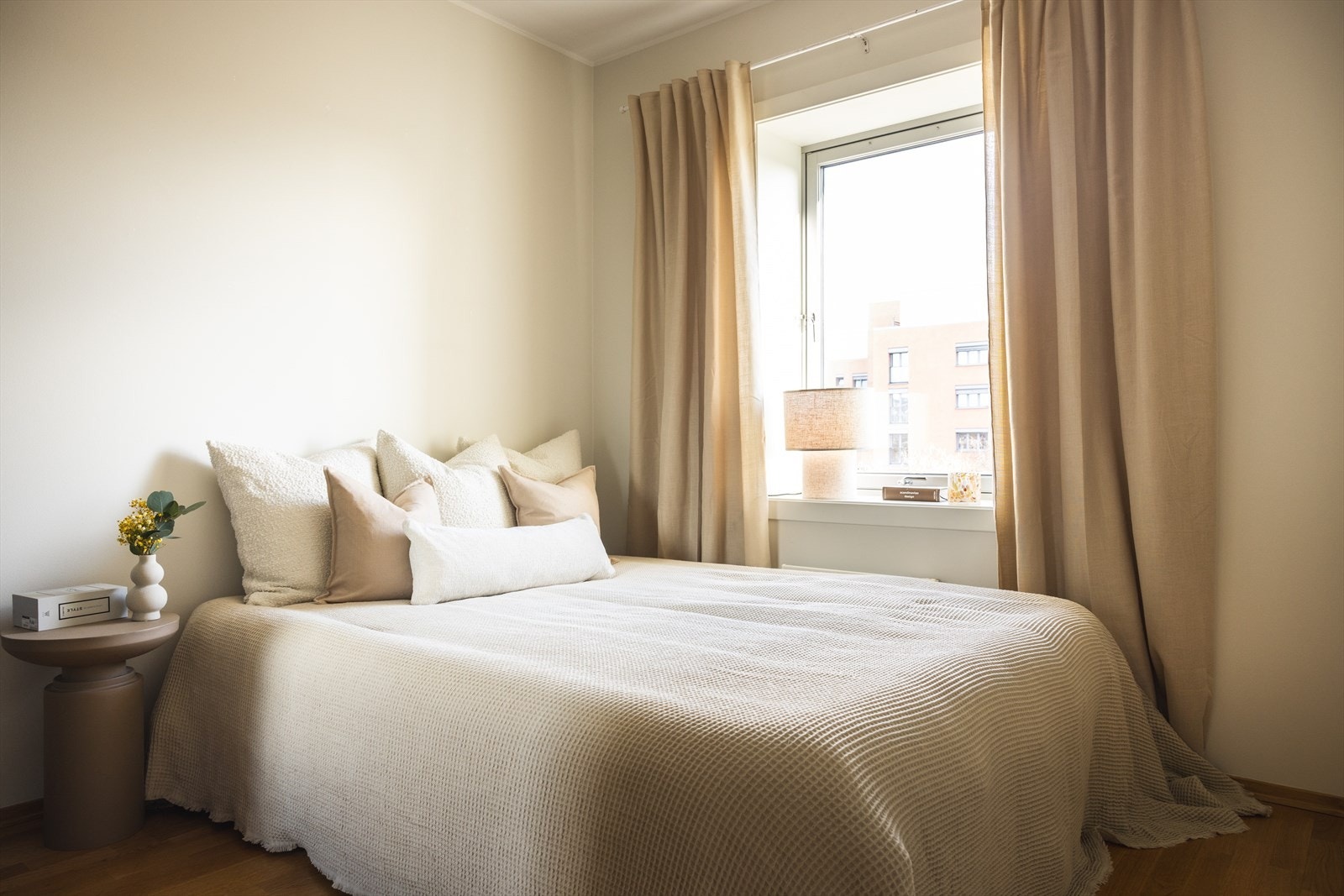 Romslig hovedsoverom med god plass til dobbeltseng, nattbord og garderobe Galleribilde