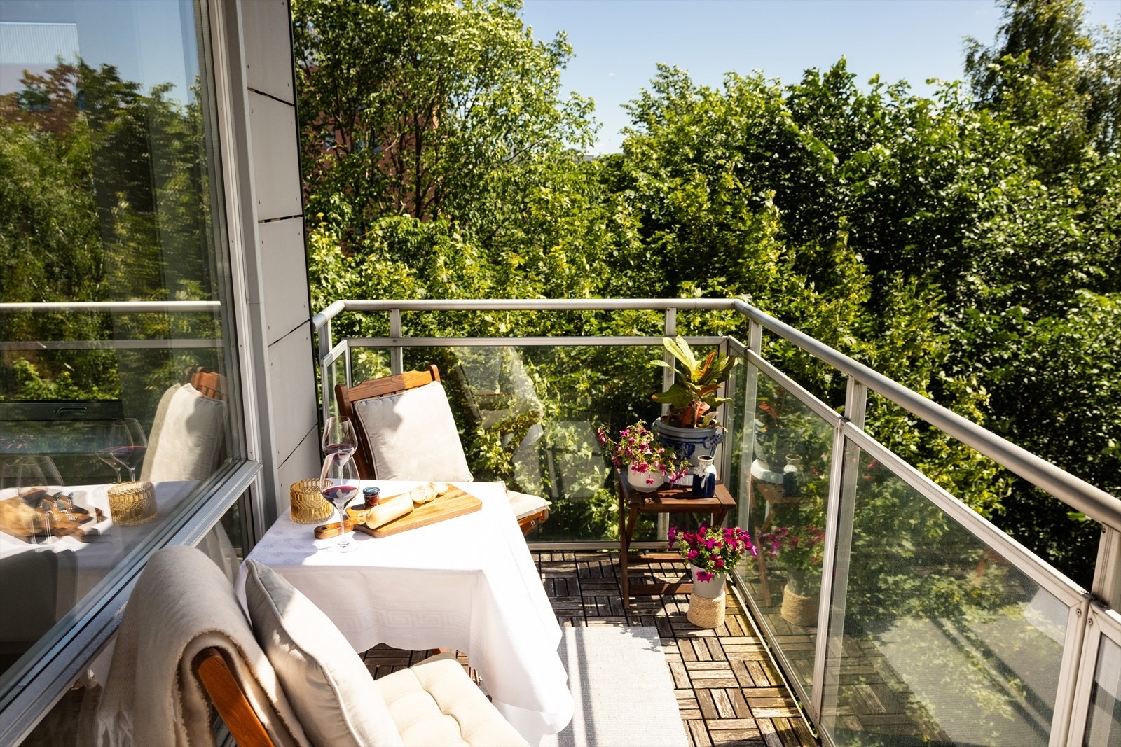 Sydvendt balkong med fantastiske solforhold. Galleribilde