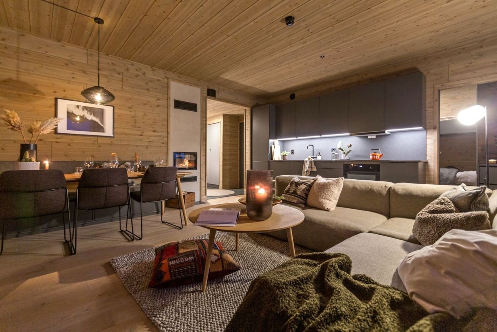 Stuen har en moderne og varm atmosfære med trepanel på vegger og tak. God plass til stuemøblement, spisestue og kjøkken. Galleribilde