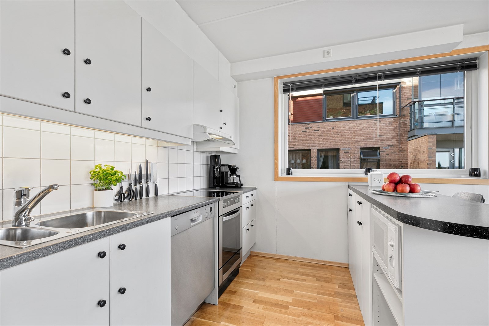 Det er plass til frittstående stekeovn, oppvaskmaskin og kjøle-/fryseskap. Over kokesone er det kjøkkenventilator med utkast til luftekanal. Ved kjøkkenøyen er det plass til barstoler. Galleribilde