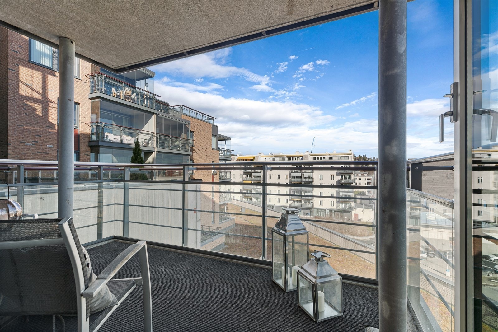 Fra stuen er det utgang til en herlig takoverbygget balkong på 8 m². Galleribilde