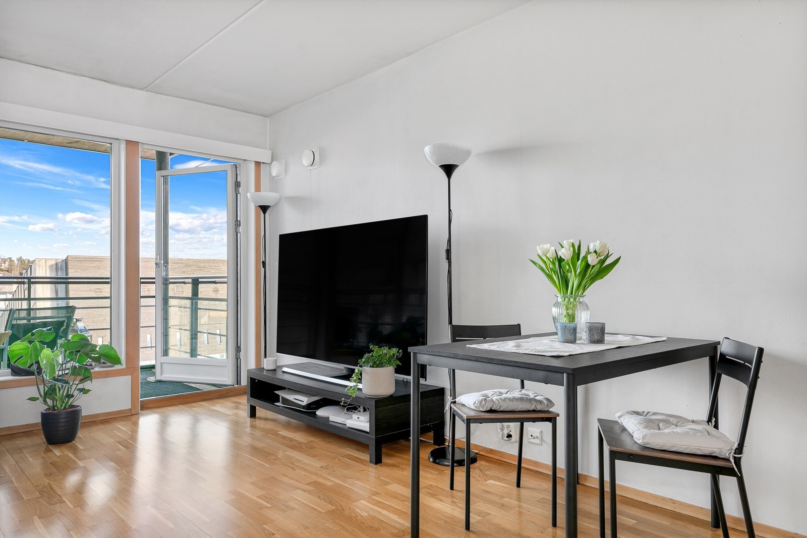 Stuen er malt i en lys og tidsriktig fargetone. Galleribilde