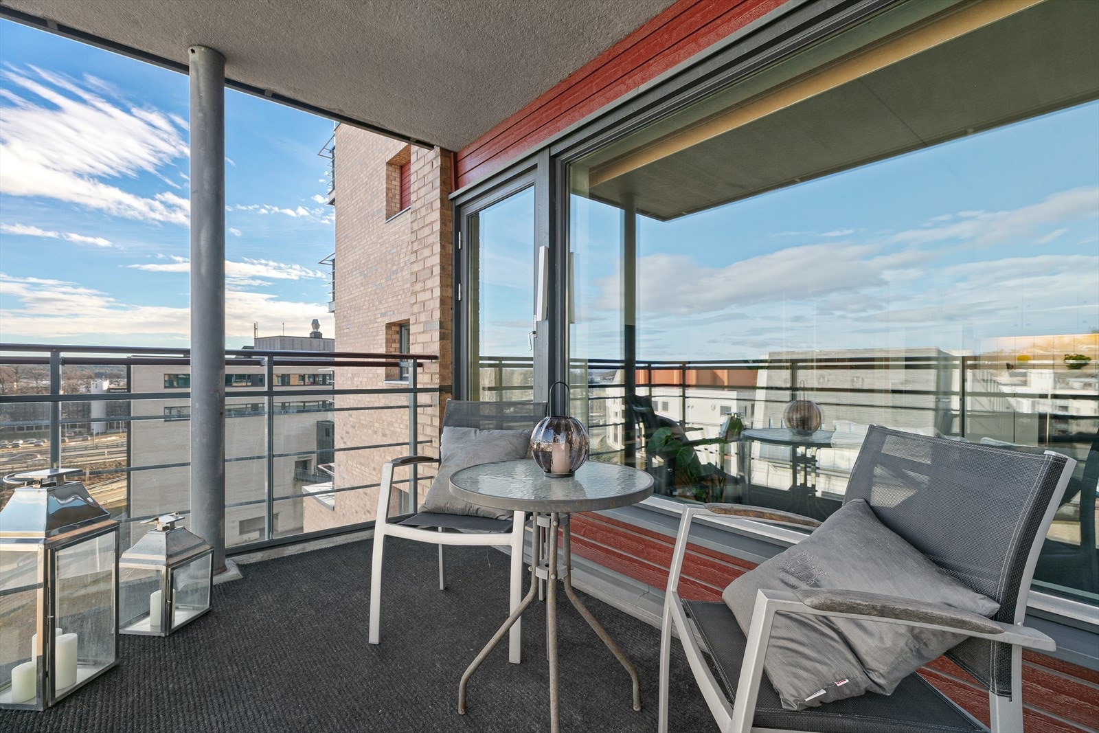 Her er det plass til trivelige utemøbler og elektrisk/gassgrill Galleribilde