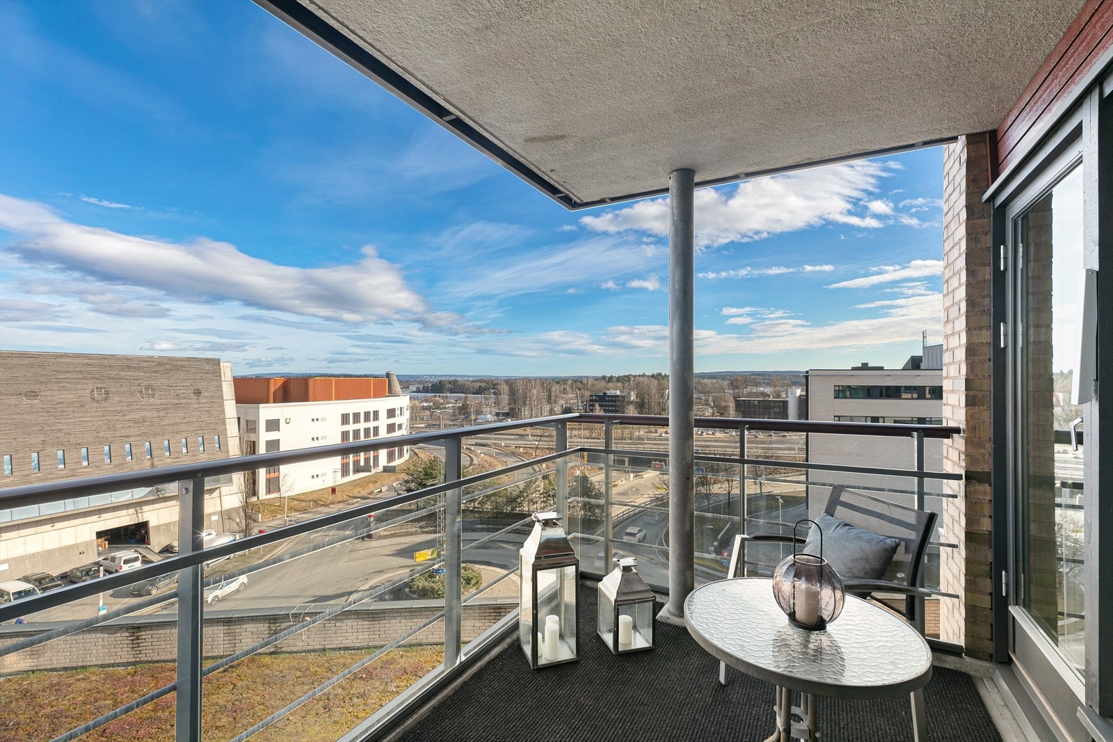 En lys og romslig 2-roms selveierleilighet i 2. underetasje med balkong og heisadkomst. Galleribilde