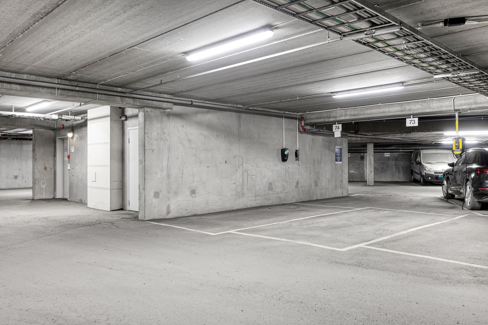 Seksjonen har bruksrett til garasjeplass nr 74 i Kjørbokollen Garasjesameie som medfølger. Galleribilde