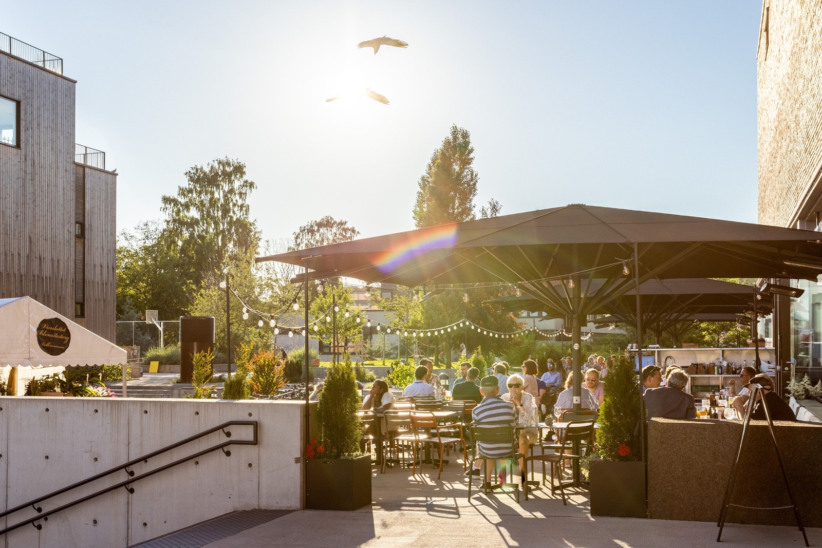 Uteserveringen på Vinslottet tilbyr mange sitteplasser og sol hele dagen og kvelden. Galleribilde