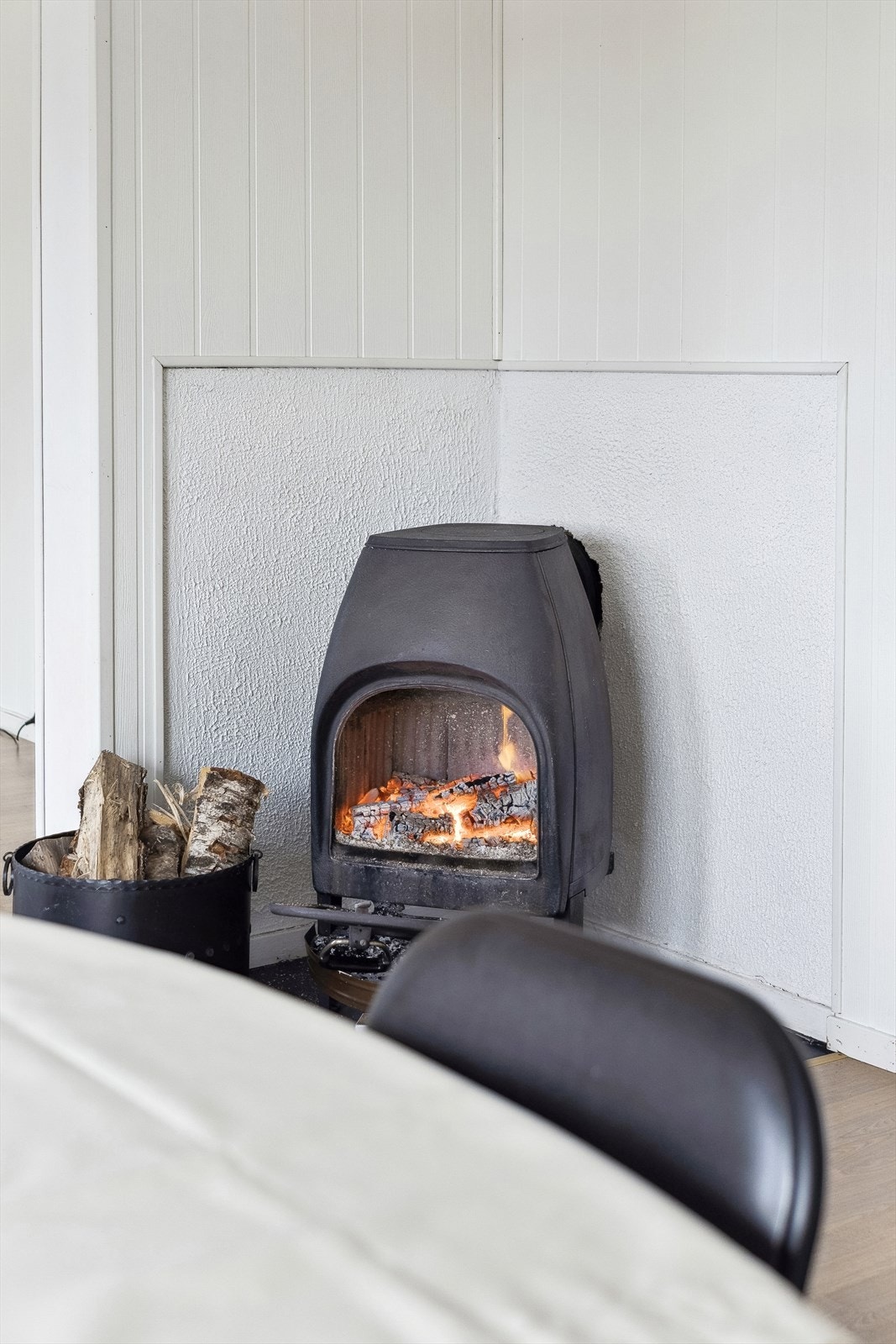 Stue har i tillegg til vedovn også en nyere varmpumpe. Galleribilde