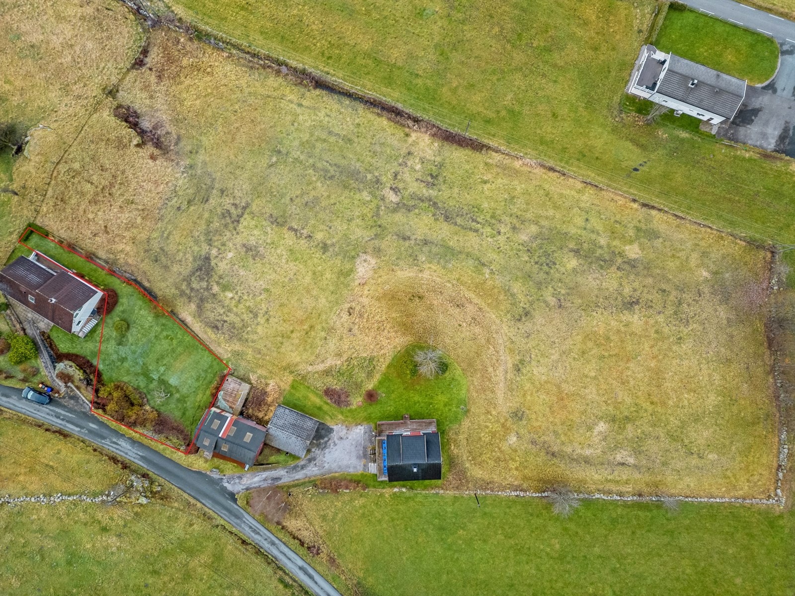 Plenen som vist innenfor røde streker er kjøpt ut av naboen- dette har opprinnelig tilhørt selgende gård. Dette er nå fradelt, men vises ikke på alle kart enda. Galleribilde