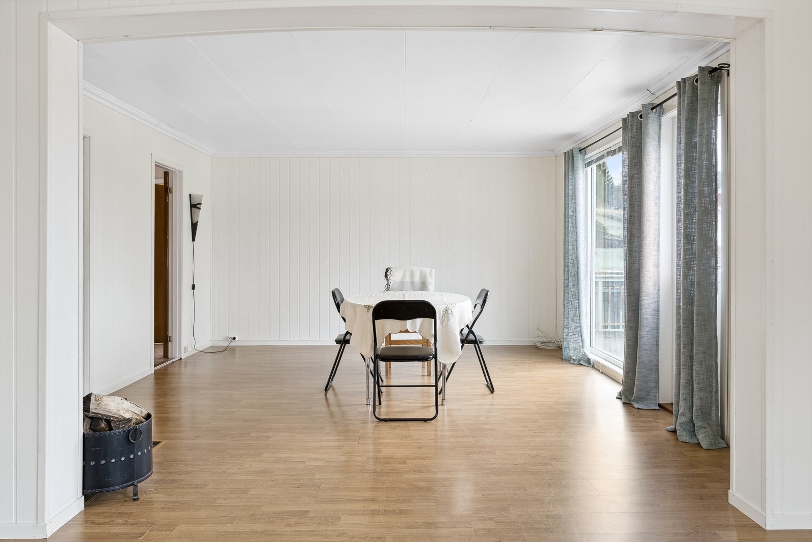 Direkte adkomst fra kjøkken til stue. Galleribilde