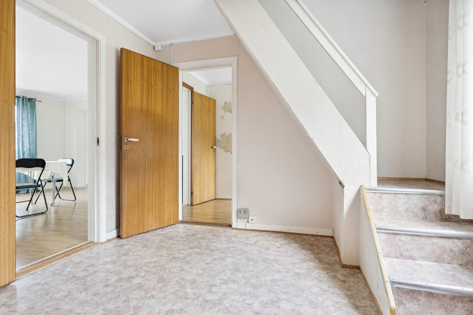 Gang mellom stue, kjøkken og bad. Galleribilde