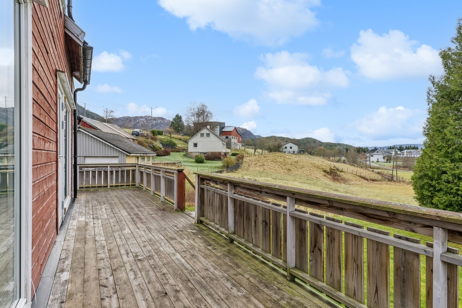 Fra terrassen er det også fin utsikt over jordet samt "fjell og hei". Galleribilde