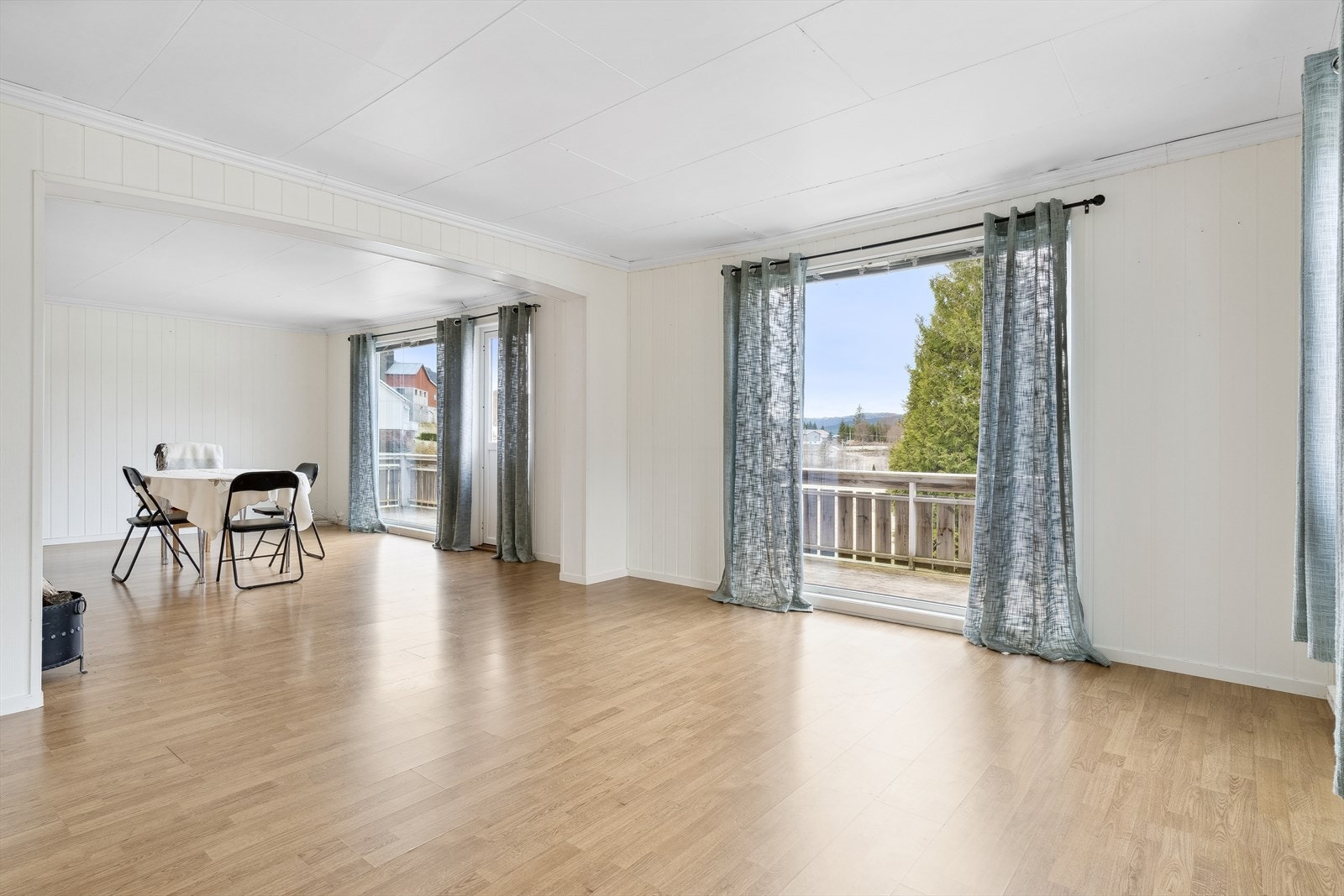 Mye naturlig lys inn samt fin utsikt også fra stue. Galleribilde