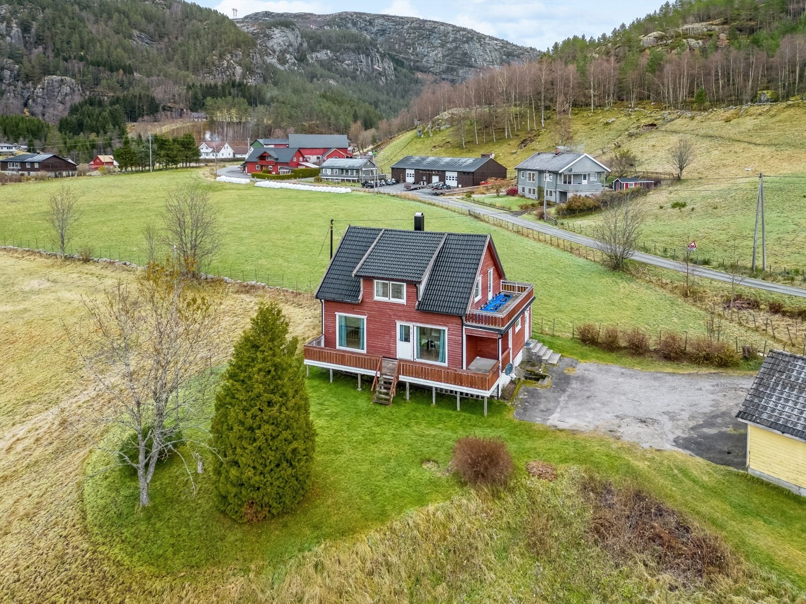 Våningshuset har asfaltert gårdsrom og dobbel garasje, samt gressplen. Tak, kledning, pipehatt og de fleste vinduer skiftet i nyere tid. Galleribilde