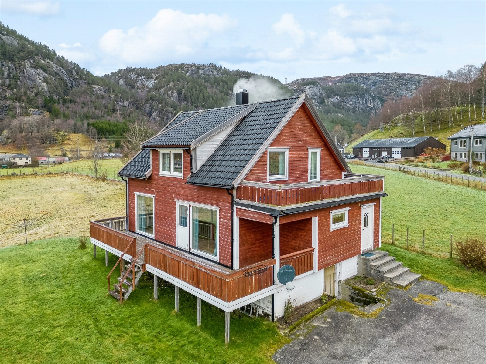 Våninghuset består av tre etasjer med bla. stor stue, kjøkken, bad, tre soverom og loftstue. Galleribilde