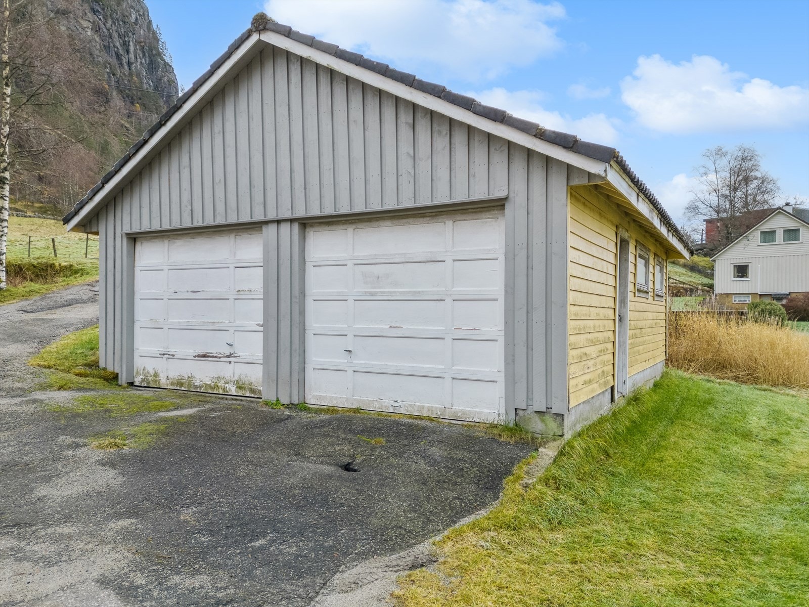 Dobbel garasje som selger opplyser er bygget ca. 1984. Det gjøres oppmerksom på at garasje ikke er godkjent. I tillegg er det en driftsbygning som ligger like bak. Galleribilde
