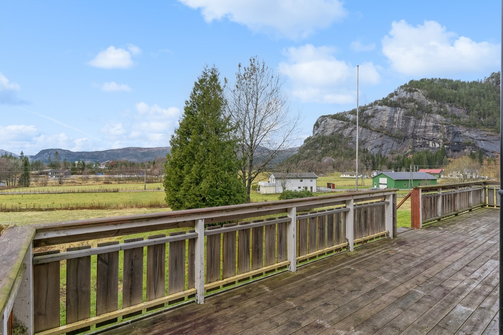 Stor sør-vest vendt terrasse med dør ut fra stue. Galleribilde