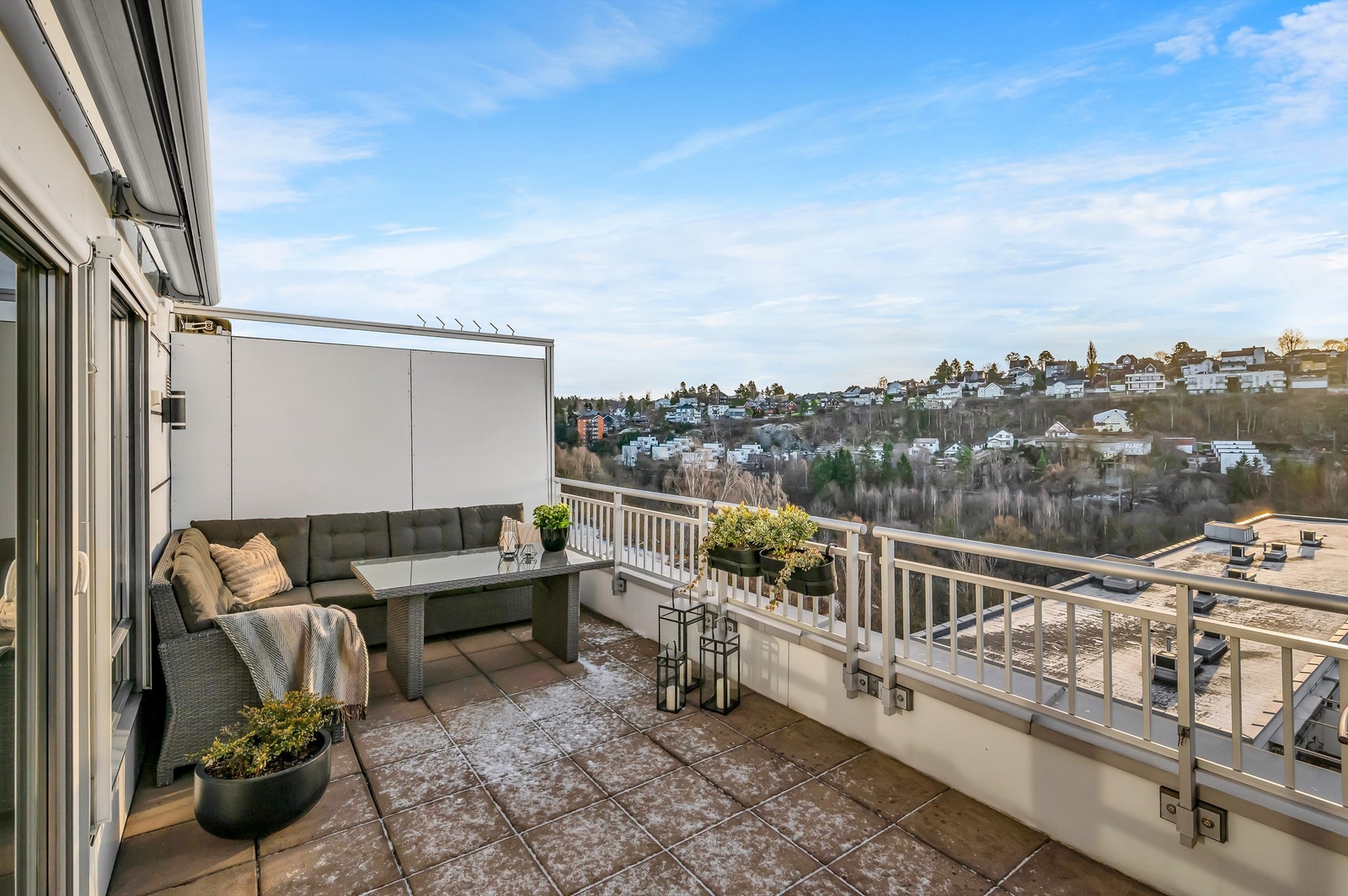 Leilighetens takterrasse er sydvendt og byr en fantastisk utsikt og meget gode solforhold. Galleribilde