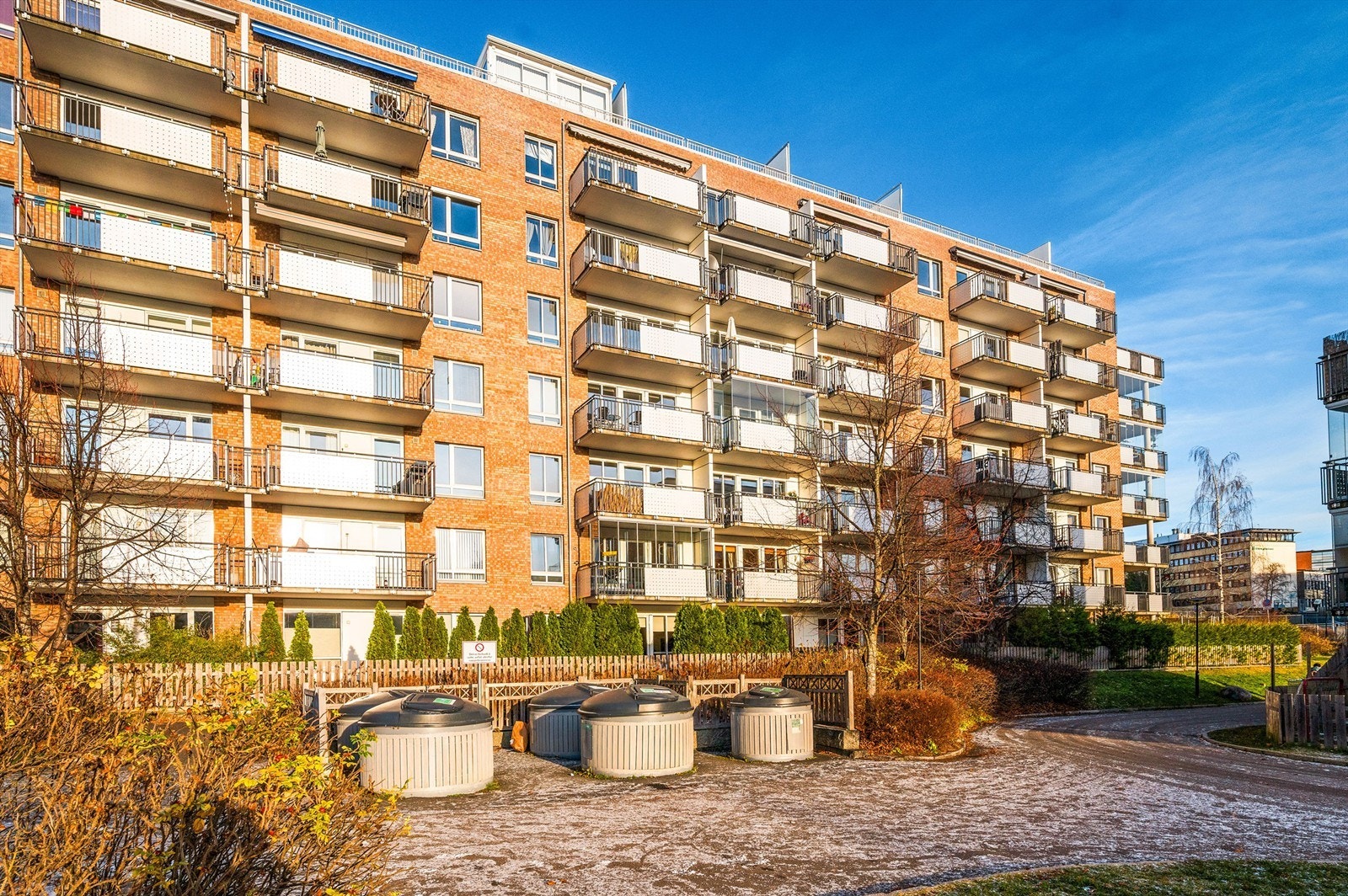 Leiligheten ligger i et idyllisk og attraktivt boligområde på Etterstad, med kort avstand fra Oslo sentrum med kollektivt. Galleribilde