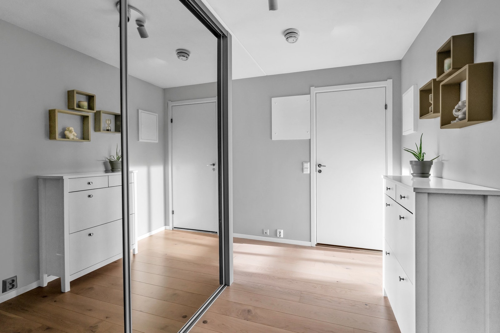 Velkommen inn! Leilighetens entré er lys og innbydende og gir et godt førsteinntrykk av boligen. Galleribilde