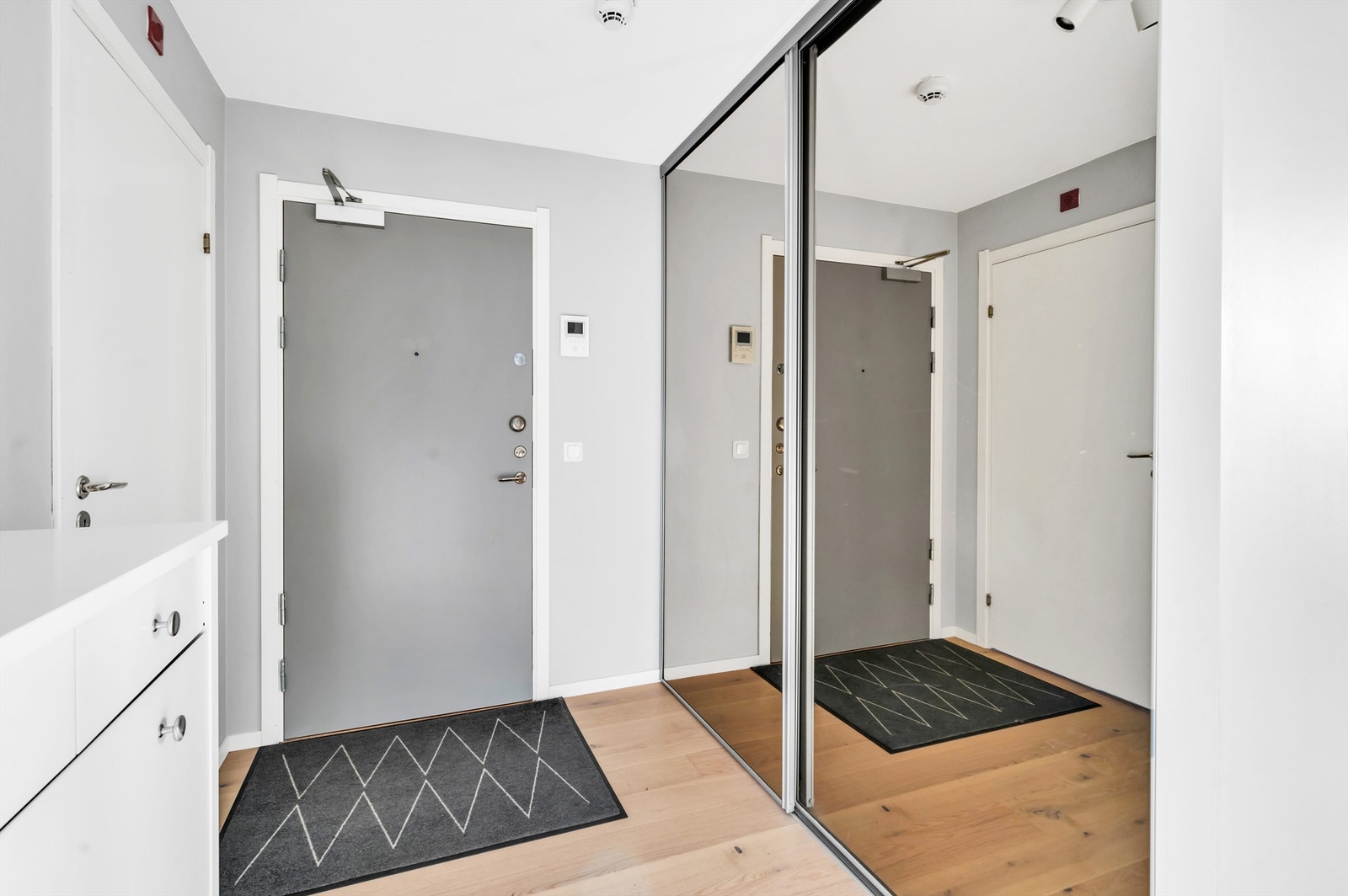 Her er det god plass til å henge fra seg yttertøyet og sette fra seg sko i garderobeskap. Galleribilde