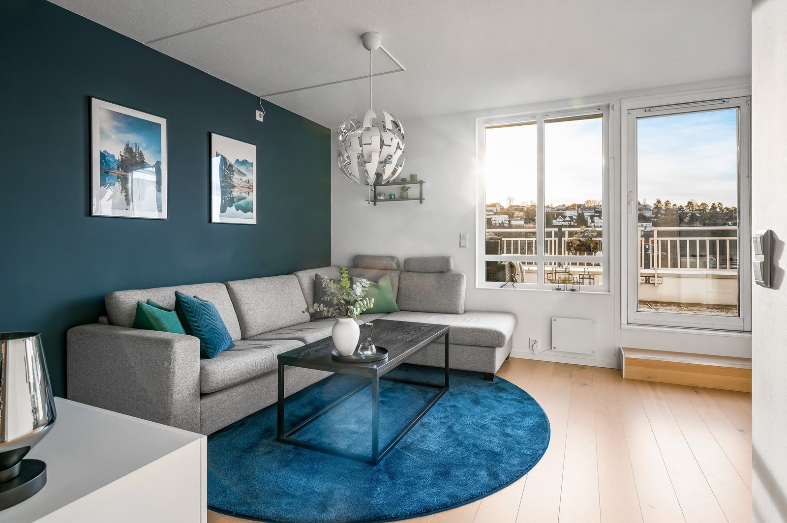 Stuen er romslig med god planløsning og kan enkelt innredes med en hyggelig sofagruppe med tilhørende sofabord og annet ønskelig stuemøblement. Galleribilde