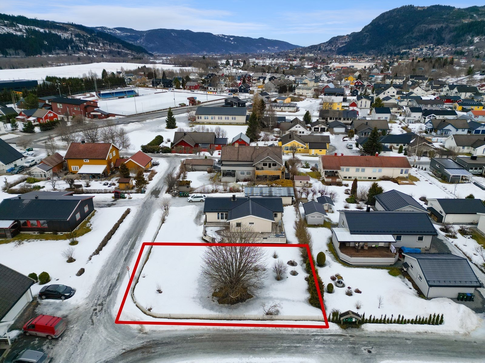 Flott tomt i attraktiv boligområde. Infrastruktur ligger nært tomtegrense. Se VA-kart i salgsoppgaven. Tomteanvisning er et ca-anslag. Galleribilde