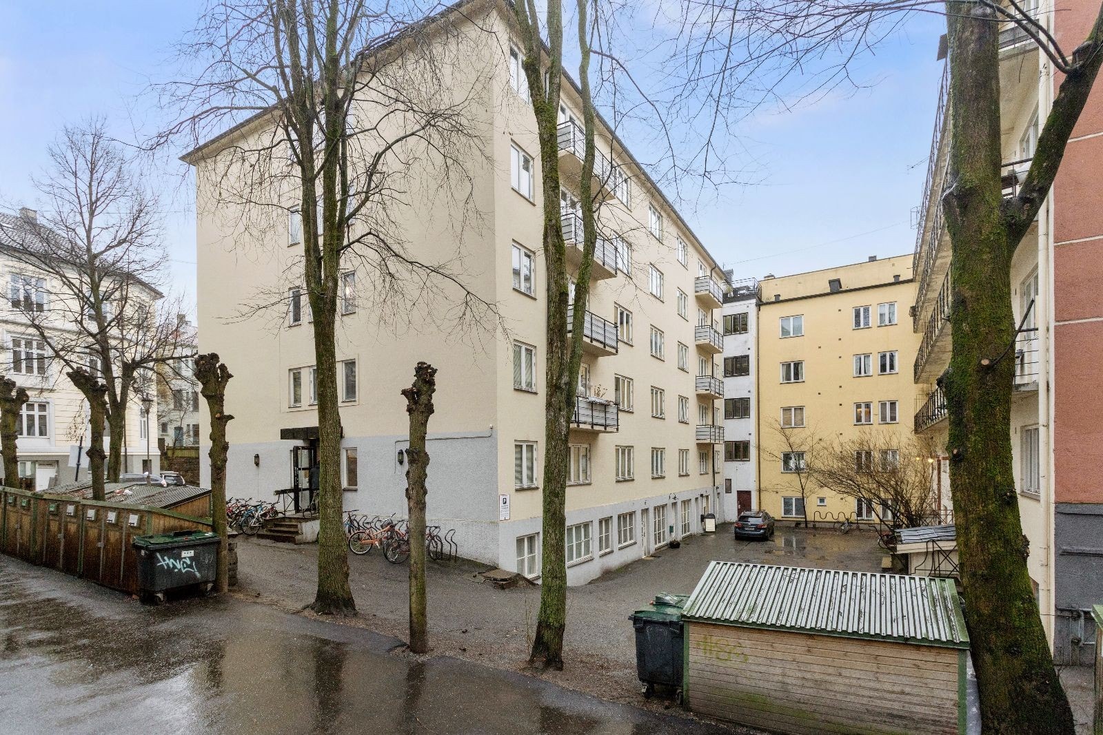 Fasade - Inngang er døren til venstre på bilde Galleribilde
