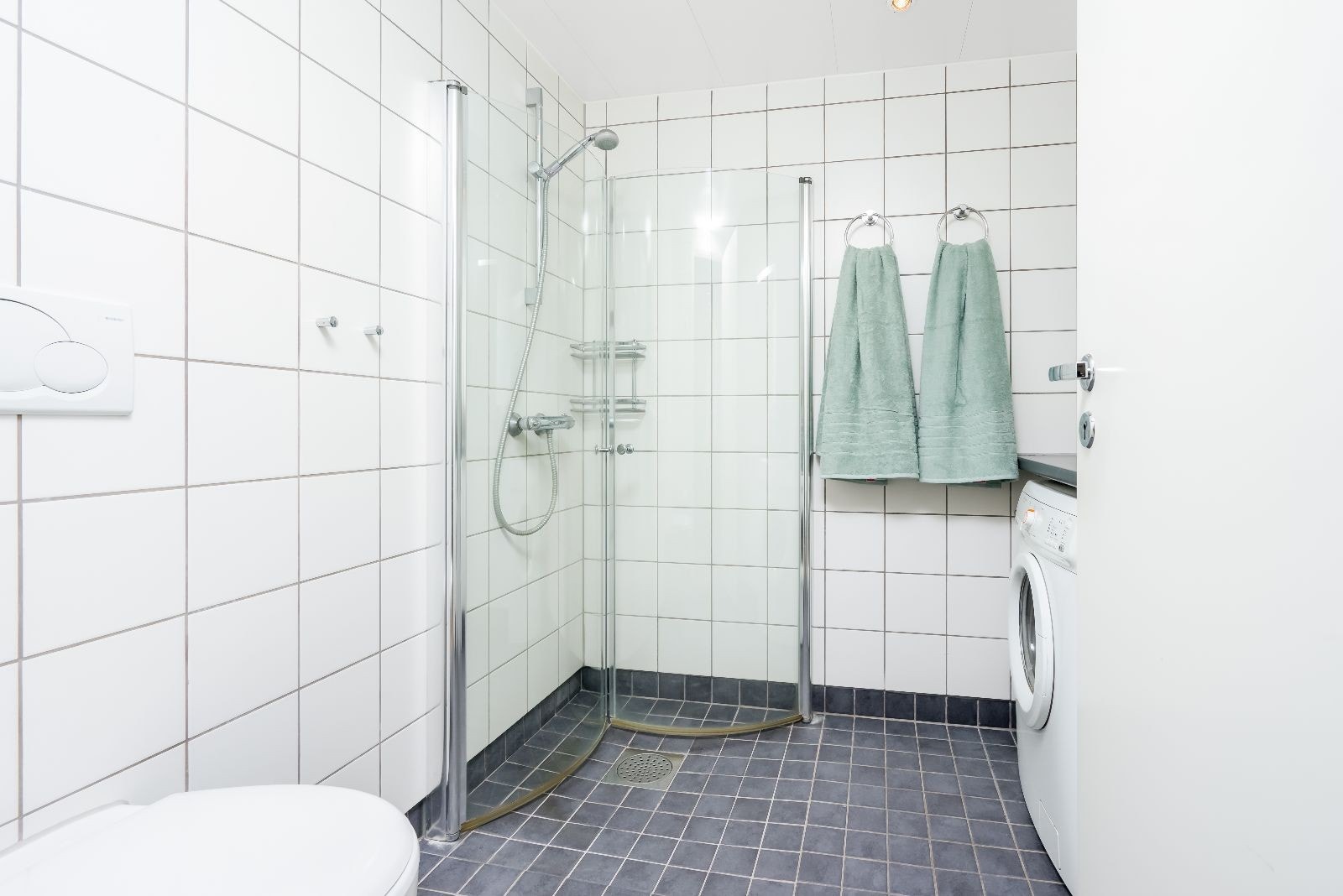 Baderom med vaskemaskin Galleribilde