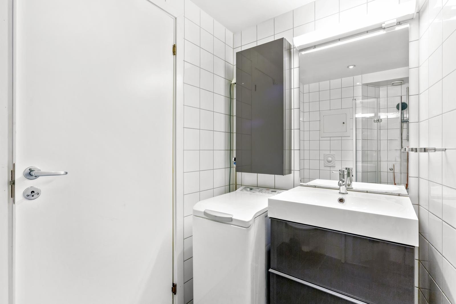 Bad med vaskemaskin Galleribilde