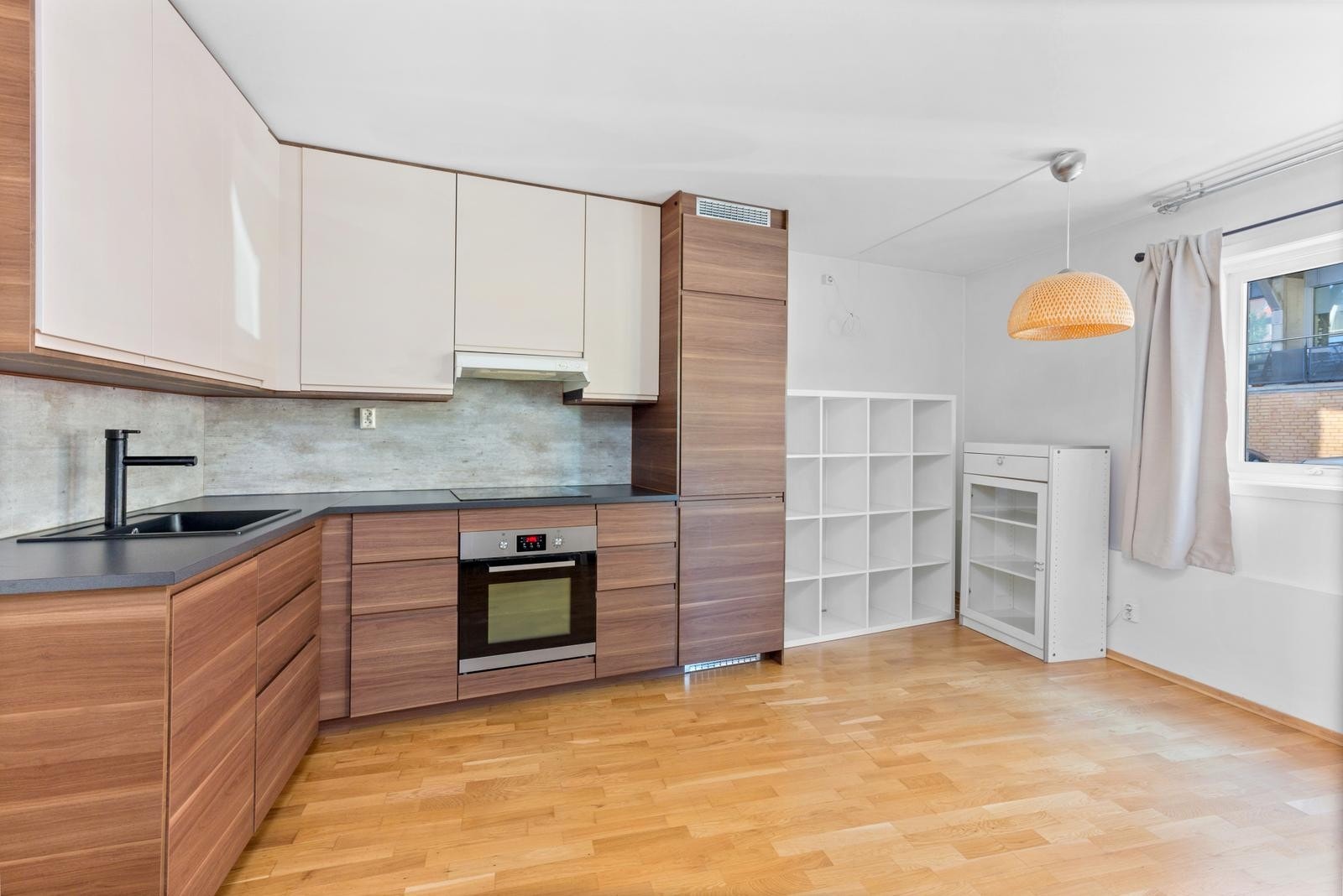 Flott kjøkken med integrerte hvitevarer Galleribilde