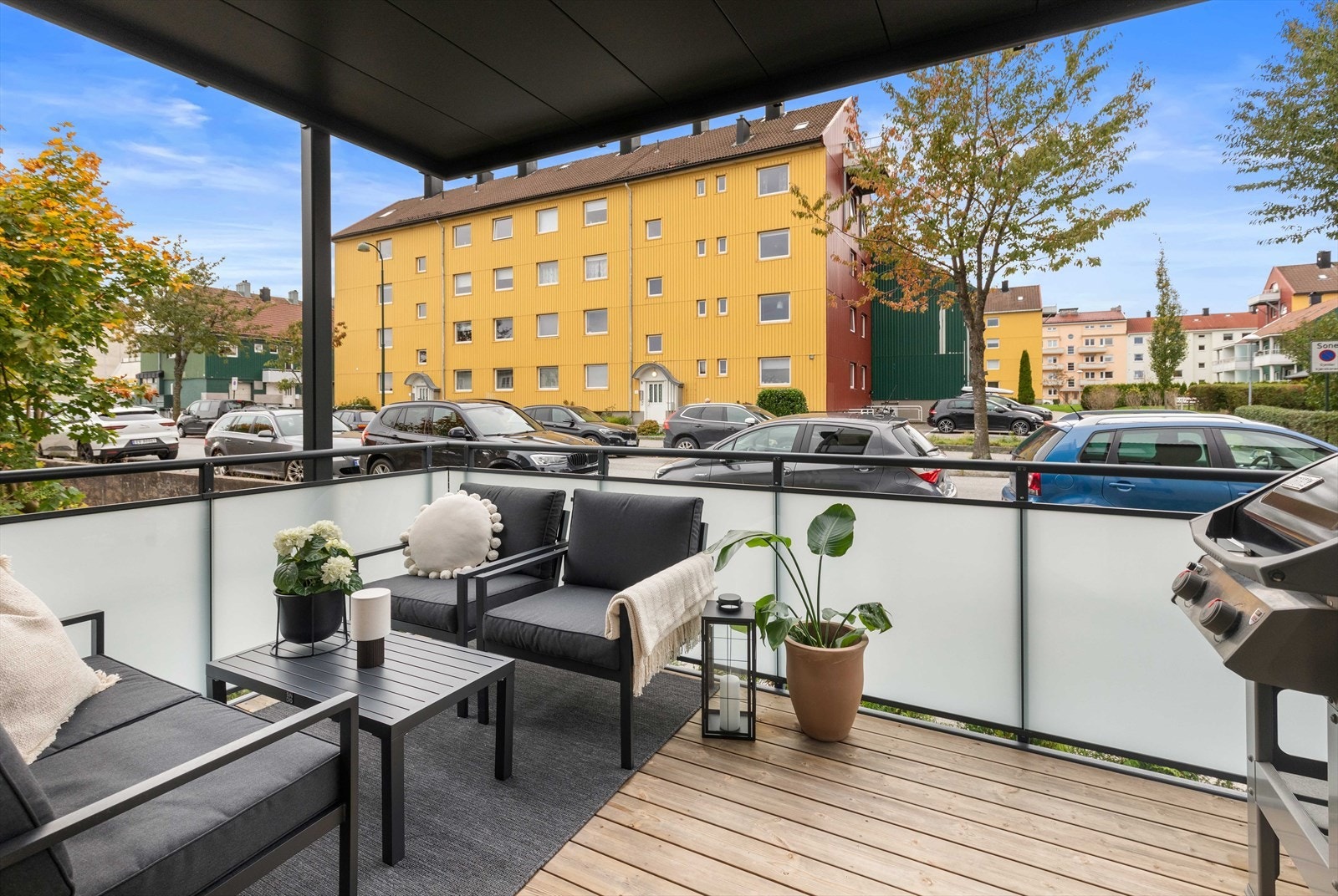 Fasaden er malt, nye vinduer/ balkongdør og balkong i 2022 Galleribilde