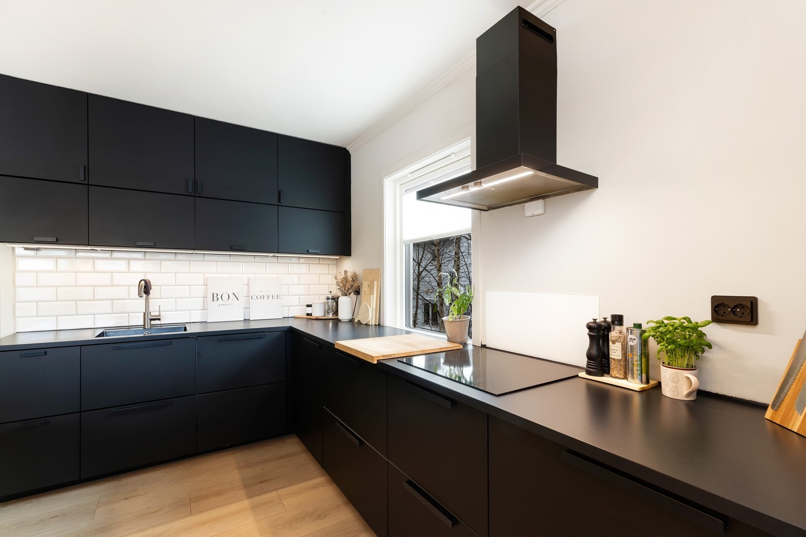 På kjøkkenet er det godt med benke- og skapplass og alt lagt til rette for god matlaging Galleribilde