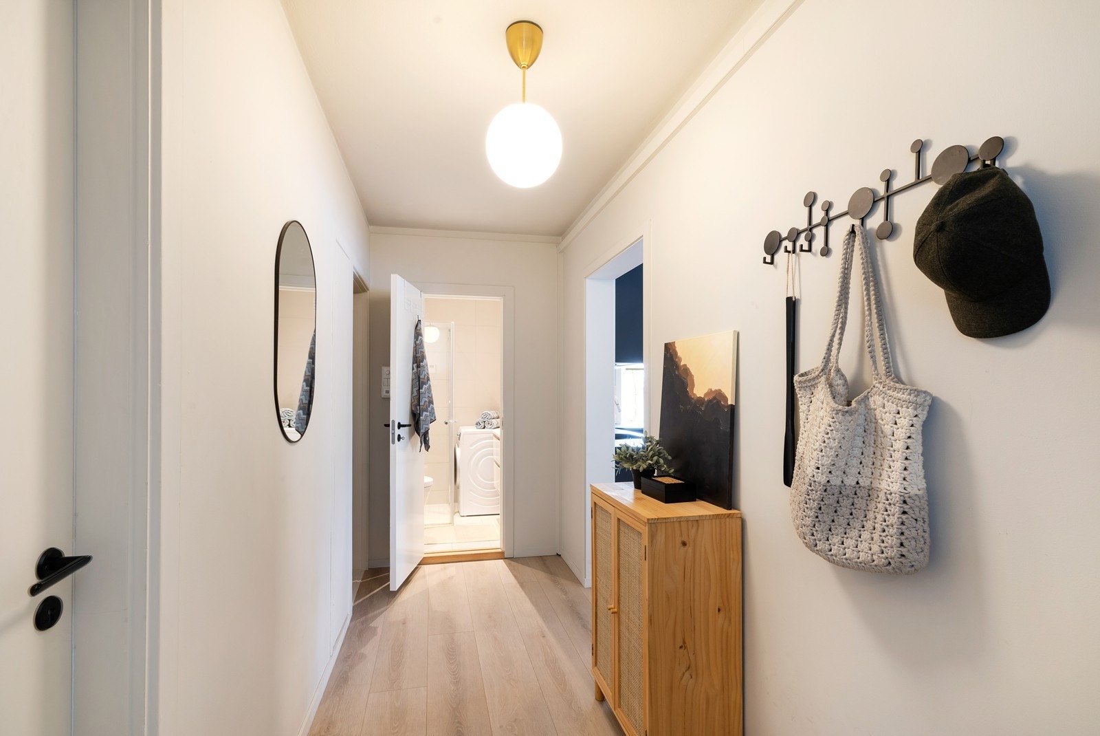 Fra felles trappeoppgang er det direkte adkomst til leilighetens gang med plass til å henge av seg yttertøy og sko. Herfra er det adkomst til leilighetens øvrige rom. Galleribilde