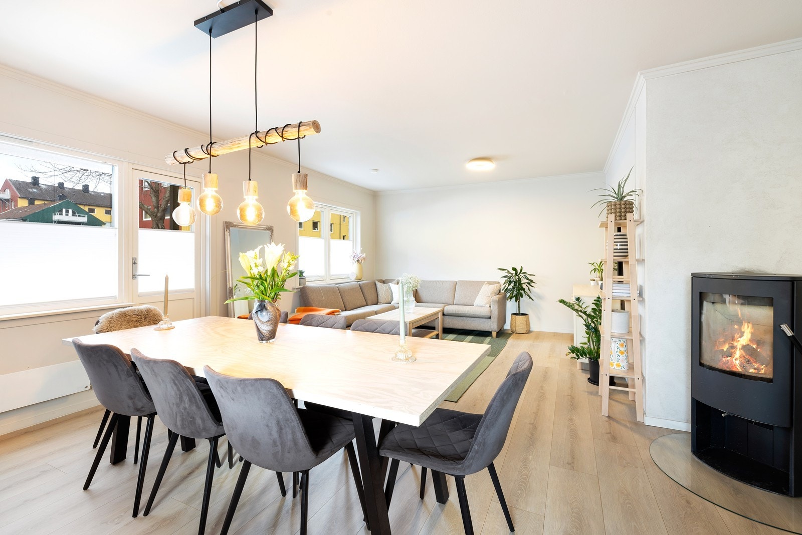 Det er felles parkering for beboere utenfor blokken, og hver leilighet har en plass til disposisjon. Det medfølger tre boder i fellesareal. Galleribilde