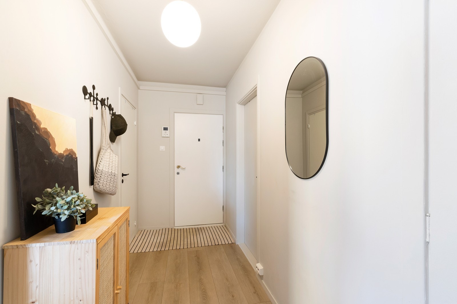 Fra felles trappeoppgang er det direkte adkomst til leilighetens gang med plass til å henge av seg yttertøy og sko. Herfra er det adkomst til leilighetens øvrige rom. Galleribilde