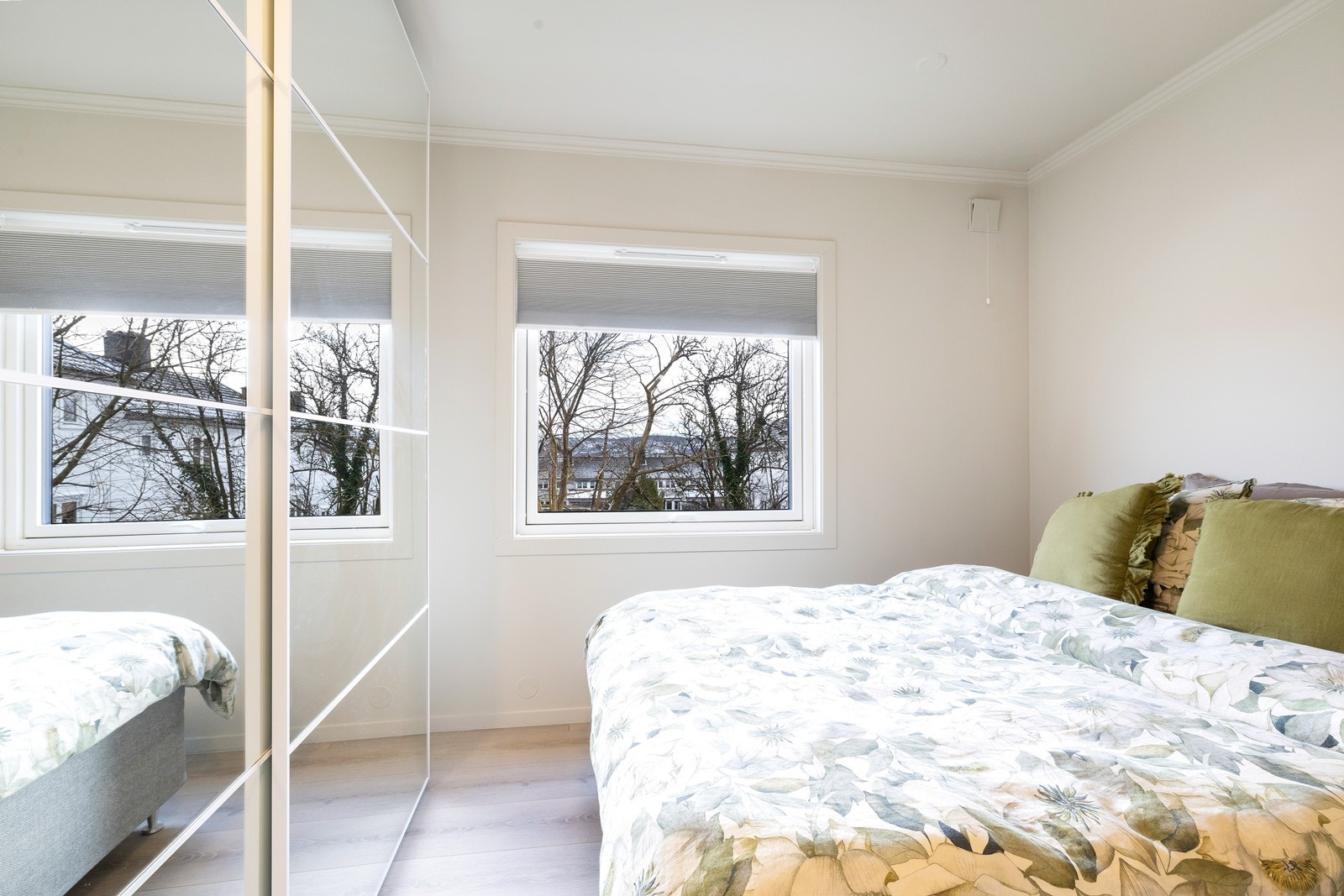 Leiligheten har to gode soverom. Begge rommene har plass til seng med tilhørende møblement samt garderobeskap. Som resten av leiligheten er det her flott en-stavs laminat. Galleribilde