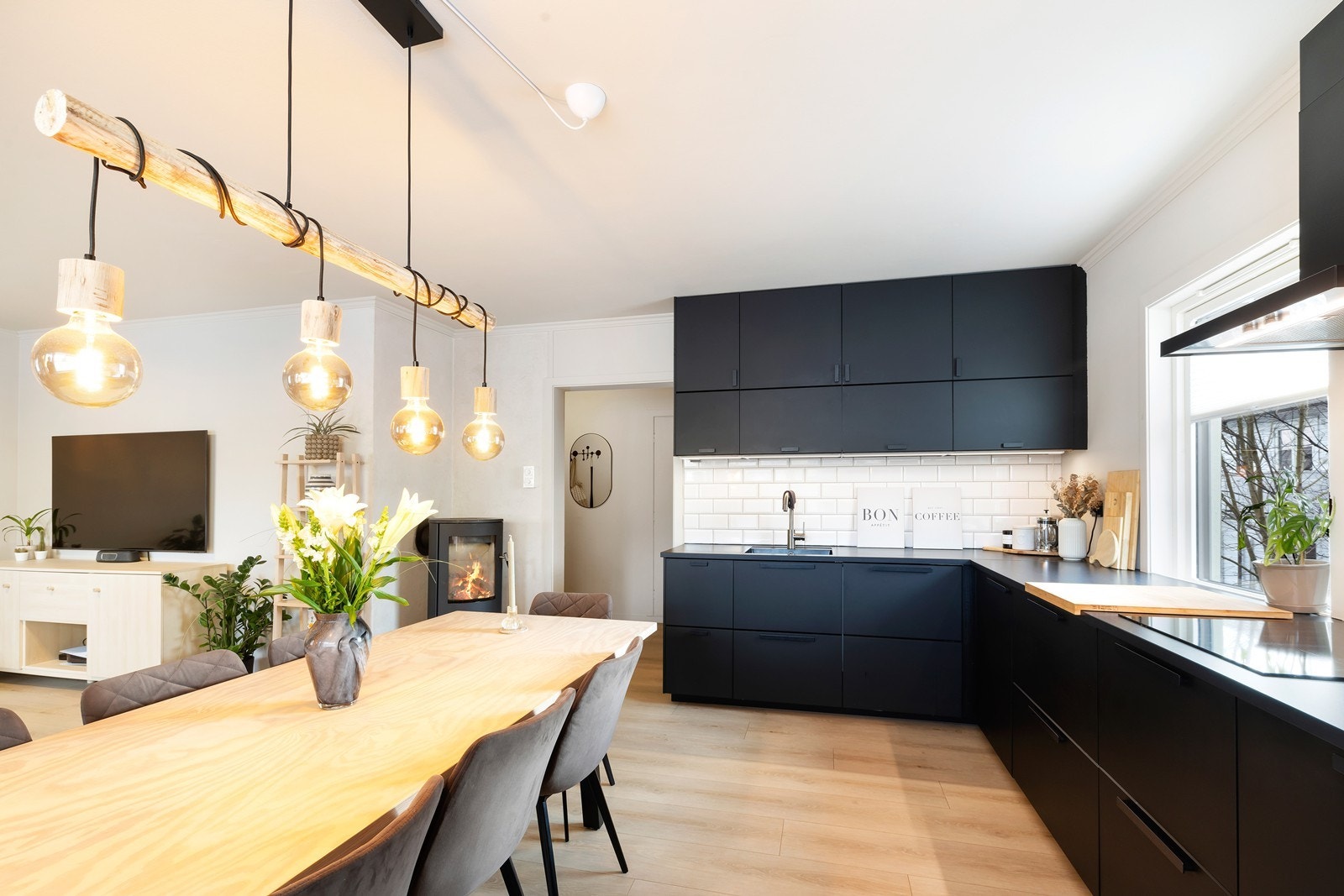 Kjøkkenet i leiligheten er nytt i 2018/ 2019. Et Ikea kjøkken med smarte løsninger og integrerte hvitevarer som medfølger leiligheten. Galleribilde