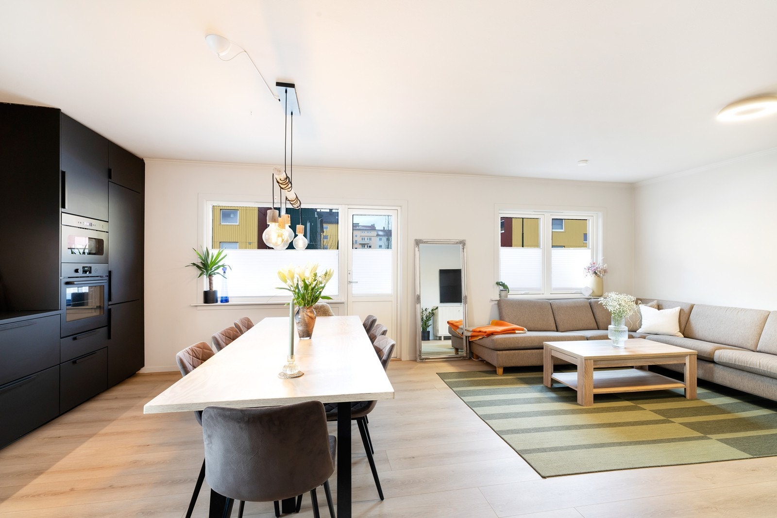 Lys og pen stue med plass til både sofagruppe og spisebord. Fra stuen/ kjøkkenet er det utgang til en solrik balkong med god plass til utemøblement. Kjøkkenet ligger praktisk plassert i rommet, i en åpen løsning mot stuen. Galleribilde