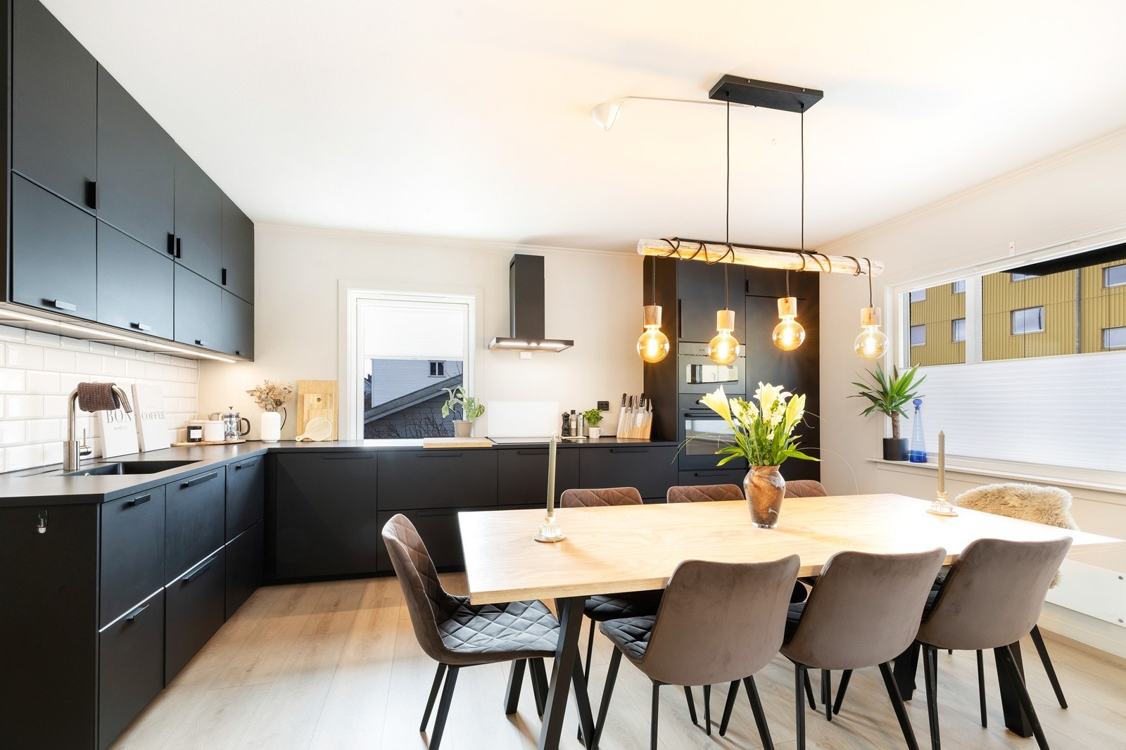 Leiligheten ligger på hjørnet av bygget, hvor vindusflater fra to sider sørger for godt med lysinnslipp i rommet. Galleribilde